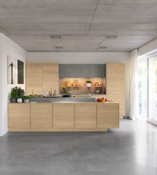 Tre colonne posizionate ai lati “racchiudono” la zona lavaggio nella cucina filigno di Team7: gli arredi sono completamente realizzati in legno naturale messo in risalto dalle linee pulite. Le ante lisce prive di maniglie danno vita ad una superficie continua in cui la venatura si trasforma in decoro. Un modulo base da 60 cm con anta, prezzo a partire da 954 euro. www.team7-home.com Tre colonne posizionate ai lati “racchiudono” la zona lavaggio nella cucina filigno di Team7: gli arredi sono completamente realizzati in legno naturale messo in risalto dalle linee pulite. Le ante lisce prive di maniglie danno vita ad una superficie continua in cui la venatura si trasforma in decoro. Un modulo base da 60 cm con anta, prezzo a partire da 954 euro. www.team7-home.com