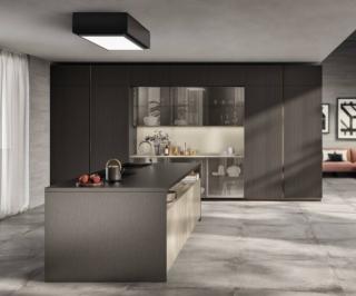 L'isola di Libra di Scavolini ha le ante laccate opaco effetto perlato Perlage con il piano in Acciaio Inox nella finitura Scuro con il lavello integrato e il piano cottura. Sulla parete di fondo sono collocate le colonne con le ante impiallacciate dogate Rovere Pepper che incorniciano i pensili e le basi con le ante con il telaio in Alluminio e vetro Stopsol Chiaro. Prezzo su richiesta. www.scavolini.com L'isola di Libra di Scavolini ha le ante laccate opaco effetto perlato Perlage con il piano in Acciaio Inox nella finitura Scuro con il lavello integrato e il piano cottura. Sulla parete di fondo sono collocate le colonne con le ante impiallacciate dogate Rovere Pepper che incorniciano i pensili e le basi con le ante con il telaio in Alluminio e vetro Stopsol Chiaro. Prezzo su richiesta. www.scavolini.com