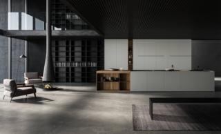 Una grande armadiatura formata da colonne con le ante in alluminio verniciato con la particolare tecnica a polvere, che le rende morbide e vellutate al tatto, per il modello New Twins di Key Cucine. Il top dell'isola è in gres nella finitura nero Marquina e termina con una sezione/bancone  in legno Rovere fossile. Prezzo su richiesta. www.keysbabo.com Una grande armadiatura formata da colonne con le ante in alluminio verniciato con la particolare tecnica a polvere, che le rende morbide e vellutate al tatto, per il modello New Twins di Key Cucine. Il top dell'isola è in gres nella finitura nero Marquina e termina con una sezione/bancone  in legno Rovere fossile. Prezzo su richiesta. www.keysbabo.com