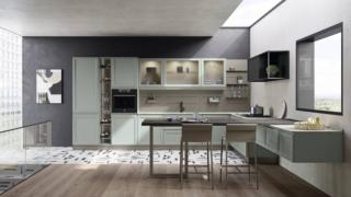Ha le ante a telaio delle basi e delle colonne realizzate in massello di frassino laccato a poro aperto Verde Fiordo la composizione ad angolo Selma di CREO Kitchens che è fresca e accogliente. Tra le colonne trova posto una sezione a giorno in cui possono essere sistemate in bella vista bottiglie e bicchieri. Il top è in Kerlite nella finitura Calacatta Emerald Matt  effetto marmo bianco. Un modulo base da 60 cm senza top, prezzo a partire da  316 euro + IVA. www.creokitchens.it Ha le ante a telaio delle basi e delle colonne realizzate in massello di frassino laccato a poro aperto Verde Fiordo la composizione ad angolo Selma di CREO Kitchens che è fresca e accogliente. Tra le colonne trova posto una sezione a giorno in cui possono essere sistemate in bella vista bottiglie e bicchieri. Il top è in Kerlite nella finitura Calacatta Emerald Matt  effetto marmo bianco. Un modulo base da 60 cm senza top, prezzo a partire da  316 euro + IVA. www.creokitchens.it