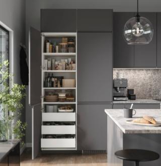 Le colonne della cucina grigia scuro Voxtorp di Ikea Italia sono chiuse da ante lisce con maniglie a gola integrate e sono attrezzate internamente per organizzare una dispensa a regola d'arte. La composizione tipo misura L 240 x P 64 x H 228 cm, prezzo 1.349 euro (inclusi quattro elettrodomestici). www.ikea.com Le colonne della cucina grigia scuro Voxtorp di Ikea Italia sono chiuse da ante lisce con maniglie a gola integrate e sono attrezzate internamente per organizzare una dispensa a regola d'arte. La composizione tipo misura L 240 x P 64 x H 228 cm, prezzo 1.349 euro (inclusi quattro elettrodomestici). www.ikea.com