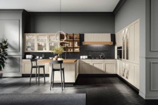 La cucina Frida di Arredo3 è proposta con ante a telaio in legno massello, piano snack in rovere e sgabelli laccati grigio scuro. Interpreta in chiave contemporanea alcuni stilemi classici, come la cappa dogata con cornice décor, la finitura decapé e i vetri con riquadri in legno. Di impronta contemporanea sono invece l’ampio piano snack con sgabelli a contrasto e il pensile con vani a giorno. www.arredo3.it