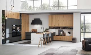 Di Arrex Le Cucine, la composizione cucina ha ante e piano snack impiallacciato rovere con nodi e venature in evidenza e parti in laccato Grigio. www.arrex.it