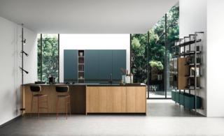 La cucina Immagina Wood di Cucine Lube ha ante impiallacciate rovere tinto a poro aperto, con fiamma verticale, e acrilico verde visone opaco. Le ante dell'isola sono state sottoposte a un processo di verniciatura trasparente con tecnologia a eccimeri. Risultato: superficie ultra opaca dal tocco soft e minore sensibilità ai graffi.  www.cucinelube.it