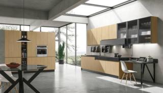 La cucina Karma di Stosa Cucine mixa rovere essenza termostrutturato, vetro cannettato e Hpl Lavagna (per il piano di lavoro). www.stosacucine.com