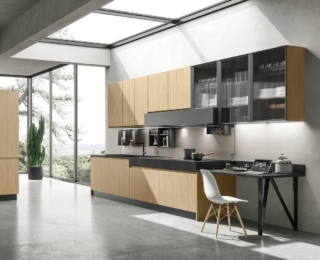 La cucina Karma di Stosa Cucine mixa rovere essenza termostrutturato, vetro cannettato e Hpl Lavagna (per il piano di lavoro). www.stosacucine.com