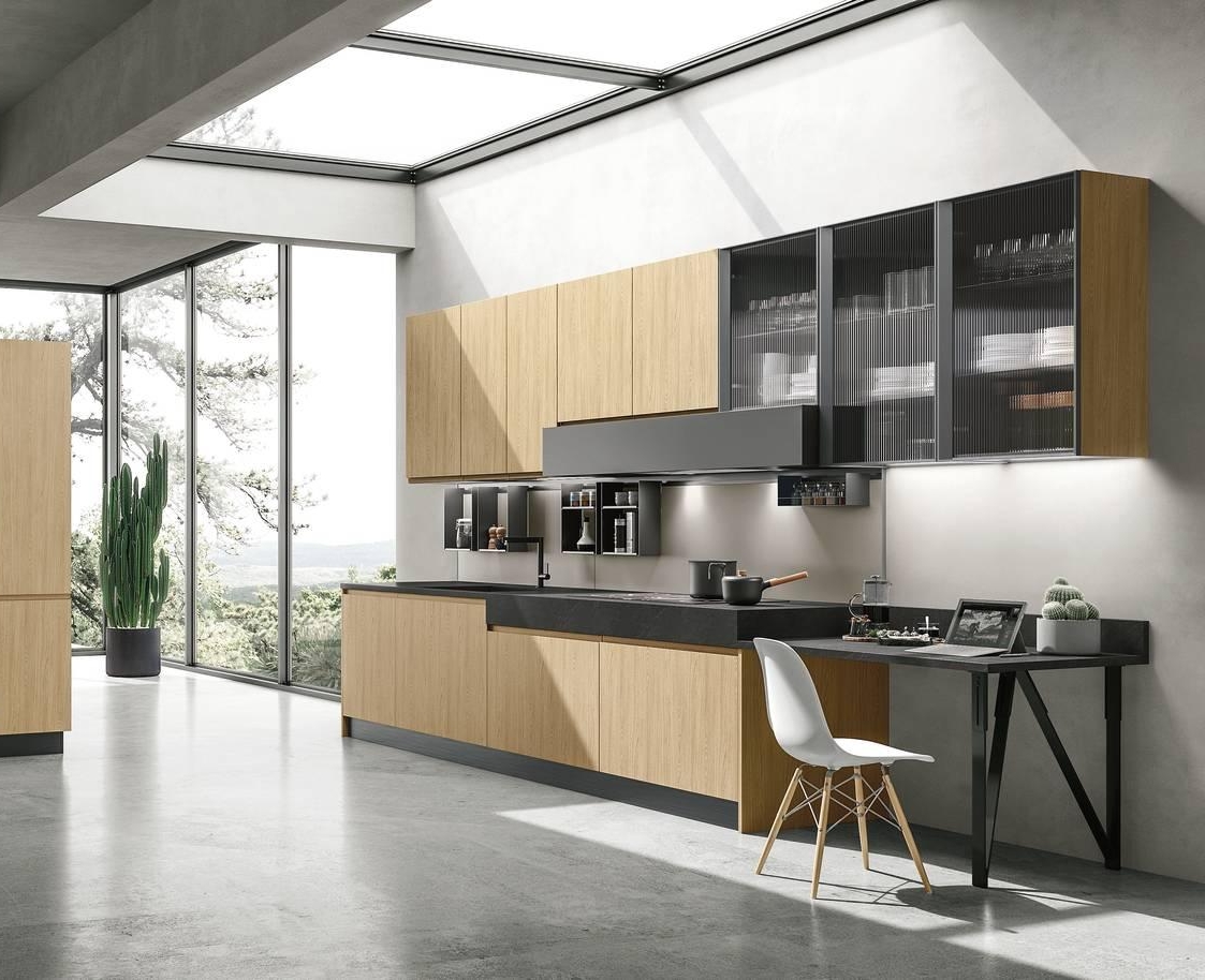 La cucina Karma di Stosa Cucine mixa rovere essenza termostrutturato, vetro cannettato e Hpl Lavagna (per il piano di lavoro). www.stosacucine.com