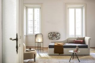 Perla di Bolzan si trasforma in un comodo letto matrimoniale grazie alla base con materasso estraibile e meccanismo integrato, attrezzabile anche con contenitore per cuscini e biancheria. È rivestito in tessuto chiaro con lavorazioni sartoriali e, l'ampia gamma di materiali, permette di personalizzarlo. Misura L 214 x P 90 x H 91 cm. Prezzo a partire da 2090 euro iva inclusa. www.bolzan.com Perla di Bolzan si trasforma in un comodo letto matrimoniale grazie alla base con materasso estraibile e meccanismo integrato, attrezzabile anche con contenitore per cuscini e biancheria. È rivestito in tessuto chiaro con lavorazioni sartoriali e, l'ampia gamma di materiali, permette di personalizzarlo. Misura L 214 x P 90 x H 91 cm. Prezzo a partire da 2090 euro iva inclusa. www.bolzan.com