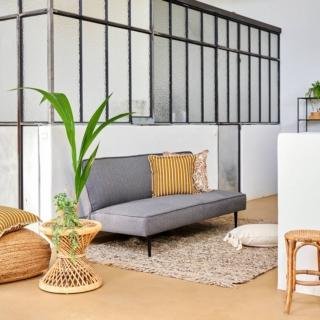 Ha una linea essenziale e pulita il divano letto Vidla di CASA che ha le seduta e lo schienale rivestiti con una fodera in poliestere grigio chiaro. Ha quattro sottili piedini neri che alleggeriscono la struttura e si apre con un semplice movimento. L'assenza di braccioli permette di sfruttare completamente lo spazio della seduta. Misura L 184 x P 91 x H 82 cm. Prezzo 299 euro. www.casashops.com v Ha una linea essenziale e pulita il divano letto Vidla di CASA che ha le seduta e lo schienale rivestiti con una fodera in poliestere grigio chiaro. Ha quattro sottili piedini neri che alleggeriscono la struttura e si apre con un semplice movimento. L'assenza di braccioli permette di sfruttare completamente lo spazio della seduta. Misura L 184 x P 91 x H 82 cm. Prezzo 299 euro. www.casashops.com v