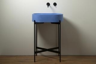 È in cemento GFRC il lavabo ovale da appoggio della collezione Galattica di Cemento Line di colore azzurro cobalto. Misura L 60 x P 36 x H 13 cm. Prezzo, con struttura in metallo, 2.800 euro; prezzo del solo lavabo 1.600 euro. www.cementoline.it È in cemento GFRC il lavabo ovale da appoggio della collezione Galattica di Cemento Line di colore azzurro cobalto. Misura L 60 x P 36 x H 13 cm. Prezzo, con struttura in metallo, 2.800 euro; prezzo del solo lavabo 1.600 euro. www.cementoline.it
