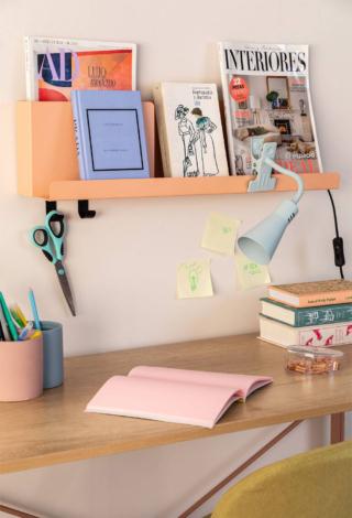 Ha una colorazione luminosa la mensola Oleny M di Sklum che, appesa nell'angolo studio, consente di tenere in ordine appunti e riviste. È completamente realizzata in resistente acciaio nel raffinato colore Rosa Dahlia opaco. Sono presenti due comodi ganci neri per appendere gli accessori  che si vogliono avere a portata di mano.  Misura L 63 x P 12,6 x H 16,5 cm. Prezzo 46,95 euro.  www.sklum.com Ha una colorazione luminosa la mensola Oleny M di Sklum che, appesa nell'angolo studio, consente di tenere in ordine appunti e riviste. È completamente realizzata in resistente acciaio nel raffinato colore Rosa Dahlia opaco. Sono presenti due comodi ganci neri per appendere gli accessori  che si vogliono avere a portata di mano.  Misura L 63 x P 12,6 x H 16,5 cm. Prezzo 46,95 euro.  www.sklum.com