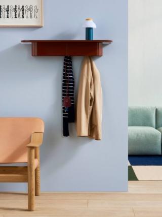 Trova posto anche in un corridoio stretto la mensola Korpus L di Hay che grazie ai sette ganci integrati nella parte inferiore permette di appendere i cappotti degli ospiti. La struttura è realizzata in lamiera di alluminio  verniciato a polvere con rifinitura lucida che la rende solida e leggera nello stesso tempo. Misura L 90 x P 25 x H 14 cm. Prezzo 195 euro. www.hay.dk Trova posto anche in un corridoio stretto la mensola Korpus L di Hay che grazie ai sette ganci integrati nella parte inferiore permette di appendere i cappotti degli ospiti. La struttura è realizzata in lamiera di alluminio  verniciato a polvere con rifinitura lucida che la rende solida e leggera nello stesso tempo. Misura L 90 x P 25 x H 14 cm. Prezzo 195 euro. www.hay.dk