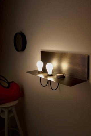 È multifunzione la mensola con schienale Hob di Vesoi: è realizzata in ottone brunito spazzolato ed è completata dalla presenza di due lampadine che diffondono una luce calda e piacevole. Le misure contenute e il design minimale permettono di inserirla in qualsiasi ambiente, dal corridoio alla camera da letto al posto del comodino. Misura L 60 x P 20 x H 30 cm. Prezzo 561 euro.  www.vesoi.com È multifunzione la mensola con schienale Hob di Vesoi: è realizzata in ottone brunito spazzolato ed è completata dalla presenza di due lampadine che diffondono una luce calda e piacevole. Le misure contenute e il design minimale permettono di inserirla in qualsiasi ambiente, dal corridoio alla camera da letto al posto del comodino. Misura L 60 x P 20 x H 30 cm. Prezzo 561 euro.  www.vesoi.com