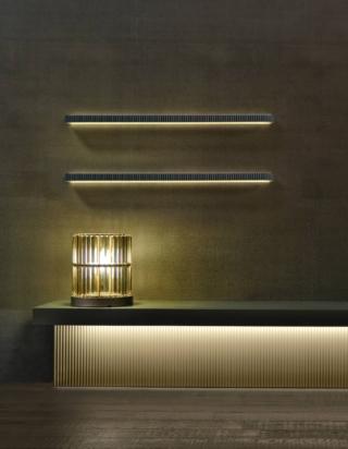 Si trasforma in uno scenografico segno luminoso a parete la mensola  Surf della collezione Next di Scappini Home con la struttura in metallo grigio tenda opaco e il piano in vetro laccato grigio con profilo nella finitura Titanio; è corredata di un'illuminazione Led posteriore. Misura L 110 x P 26 x H 5 cm. Prezzo 2.000 euro. www.scappinihome.it Si trasforma in uno scenografico segno luminoso a parete la mensola  Surf della collezione Next di Scappini Home con la struttura in metallo grigio tenda opaco e il piano in vetro laccato grigio con profilo nella finitura Titanio; è corredata di un'illuminazione Led posteriore. Misura L 110 x P 26 x H 5 cm. Prezzo 2.000 euro. www.scappinihome.it