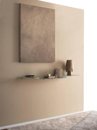 La lunga mensola Wing di Bontempi è completamente realizzata in cristallo trasparente ed è caratterizzata da una piega al centro che la rende scenografica e dinamica. Misura L 100 x P 21 x H 10 cm. Prezzo 234 euro. www.bontempi.it La lunga mensola Wing di Bontempi è completamente realizzata in cristallo trasparente ed è caratterizzata da una piega al centro che la rende scenografica e dinamica. Misura L 100 x P 21 x H 10 cm. Prezzo 234 euro. www.bontempi.it