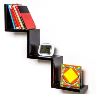 L'originale mensola Zig zag di Maisons du Monde decora la parete anche da sola; permette di eesporre tanti piccoli oggetti dando ad ognuno il giusto spazio. Può essere utilizzata in verticale o in orizzontale: è realizzata in pannello truciolato laccato nero lucido. Misura L 56 x P 15 x H 56 cm. Prezzo 29,95 euro. www.maisonsdumonde.com/IT L'originale mensola Zig zag di Maisons du Monde decora la parete anche da sola; permette di eesporre tanti piccoli oggetti dando ad ognuno il giusto spazio. Può essere utilizzata in verticale o in orizzontale: è realizzata in pannello truciolato laccato nero lucido. Misura L 56 x P 15 x H 56 cm. Prezzo 29,95 euro. www.maisonsdumonde.com/IT