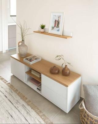 Permette di esporre un quadro o un oggetto da collezione il modello Abilen di Kave Home: ha la struttura impiallacciata in rovere con lo schienale laccato bianco che ne sottolineano lo stile nordico. Misura L 80 x P 15 x H 9 cm. Prezzo 49,99 euro. www.kavehome.com Permette di esporre un quadro o un oggetto da collezione il modello Abilen di Kave Home: ha la struttura impiallacciata in rovere con lo schienale laccato bianco che ne sottolineano lo stile nordico. Misura L 80 x P 15 x H 9 cm. Prezzo 49,99 euro. www.kavehome.com