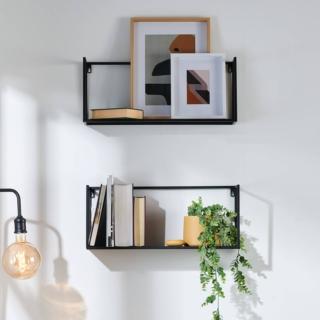 Sono coordinate nella forma e nel colore le mensoline Shorp di CASA con il sottile telaio in metallo verniciato a polvere nero, il loro design essenziale pone in evidenza gli oggetti esposti senza appesantire. Misurano L 60 x P 18 x H 25 cm. Prezzo 17,95 euro cad.   www.casashops.com/it Sono coordinate nella forma e nel colore le mensoline Shorp di CASA con il sottile telaio in metallo verniciato a polvere nero, il loro design essenziale pone in evidenza gli oggetti esposti senza appesantire. Misurano L 60 x P 18 x H 25 cm. Prezzo 17,95 euro cad.   www.casashops.com/it