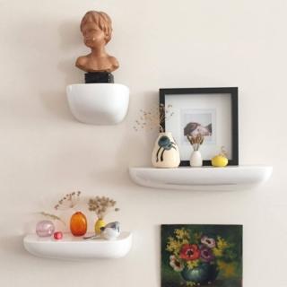 Permettono di dare vita ad una vera e propria combinazione a parete le mensoline Corniches di Vitra: sono piccole, con dimensioni diverse, coordinate nella forma e nel colore candido. Sono realizzate in materiale plastico con superficie brillante e hanno una forma piacevolmente sinuosa che ricorda una roccia levigata dal mare. Misurano L 21 x P 14,4 x H 11,6 cm, L 35,2 x P 14,8 x H 8,8 cm e L 45,5 x P 21,9 x H 8,6 cm. Prezzo a partire da 75 euro. www.vitra.com Permettono di dare vita ad una vera e propria combinazione a parete le mensoline Corniches di Vitra: sono piccole, con dimensioni diverse, coordinate nella forma e nel colore candido. Sono realizzate in materiale plastico con superficie brillante e hanno una forma piacevolmente sinuosa che ricorda una roccia levigata dal mare. Misurano L 21 x P 14,4 x H 11,6 cm, L 35,2 x P 14,8 x H 8,8 cm e L 45,5 x P 21,9 x H 8,6 cm. Prezzo a partire da 75 euro. www.vitra.com