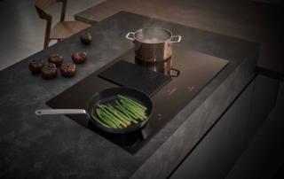 La cappa integrata Nel piano NZ84T9747VK/UR di Samsung elimina gli odori e rinfresca l’aria della cucina in pochi istanti con potenza di aspirazione pari a 575 m³/ora. Un sistema di ventilazione silenzioso con motore senza spazzole e privo di attrito riduce in maniera significativa i rumori: anche a velocità massima genera solo 60 decibel, al pari di una normale conversazione. In classe A+, ha filtro antigrasso in alluminio che cattura le particelle di grasso presenti nell’aria. È larga 80 cm. Prezzo 4.249 euro. www.samsung.com La cappa integrata Nel piano NZ84T9747VK/UR di Samsung elimina gli odori e rinfresca l’aria della cucina in pochi istanti con potenza di aspirazione pari a 575 m³/ora. Un sistema di ventilazione silenzioso con motore senza spazzole e privo di attrito riduce in maniera significativa i rumori: anche a velocità massima genera solo 60 decibel, al pari di una normale conversazione. In classe A+, ha filtro antigrasso in alluminio che cattura le particelle di grasso presenti nell’aria. È larga 80 cm. Prezzo 4.249 euro. www.samsung.com