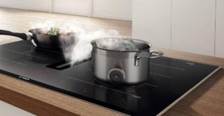 Nel piano PXX875D67E di Bosch è possibile utilizzare quattro aree separate, oppure due ampie zone di cottura continue, semplicemente premendo un tasto, per avere più spazio dove posizionare pentole e padelle di grandi dimensioni. Gestibile da remoto, ha design elegante e accattivante caratterizzato dal bordo anteriore smussato e dai profili in acciaio inossidabile ai lati. Al termine del tempo impostato, la zona di cottura si spegne automaticamente. La cappa integrata ha potenza massima di 622 mc/h ed emette una rumorosità massima di 69 decibel. È largo 80 cm. Prezzo 4.770 euro.  http://www.bosch-home.com/it/ Nel piano PXX875D67E di Bosch è possibile utilizzare quattro aree separate, oppure due ampie zone di cottura continue, semplicemente premendo un tasto, per avere più spazio dove posizionare pentole e padelle di grandi dimensioni. Gestibile da remoto, ha design elegante e accattivante caratterizzato dal bordo anteriore smussato e dai profili in acciaio inossidabile ai lati. Al termine del tempo impostato, la zona di cottura si spegne automaticamente. La cappa integrata ha potenza massima di 622 mc/h ed emette una rumorosità massima di 69 decibel. È largo 80 cm. Prezzo 4.770 euro.  http://www.bosch-home.com/it/