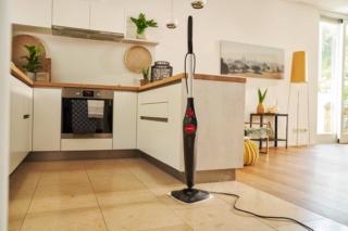 Pronta in soli 15” Steam PLUS è contraddistinta dalla piastra triangolare, perfetta per raggiungere gli angoli e i punti più difficili della casa. È utilizzabile su tutti i tipi di pavimento grazie a 3 differenti impostazioni del vapore e è dotata di una finestra che aiuta a controllare facilmente il livello dell’acqua per capire se la scopa deve essere riempita nuovamente. Leggera pesa 2,3 kg. Misura L 23 x P 15 x H 69 cm. Prezzo 84,99 euro. www.vileda.it Pronta in soli 15” Steam PLUS è contraddistinta dalla piastra triangolare, perfetta per raggiungere gli angoli e i punti più difficili della casa. È utilizzabile su tutti i tipi di pavimento grazie a 3 differenti impostazioni del vapore e è dotata di una finestra che aiuta a controllare facilmente il livello dell’acqua per capire se la scopa deve essere riempita nuovamente. Leggera pesa 2,3 kg. Misura L 23 x P 15 x H 69 cm. Prezzo 84,99 euro. www.vileda.it