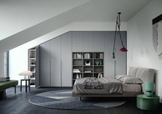 L'armadio con anta battente Unika con taglio mansardato di Novamobili è dotato di un elemento a ponte in laccato opaco cenere e della libreria Wall 30 nella finitura rovere grigio; gli interni sono declinati nella finitura Tweed. Su misura. Prezzo a progetto.  www.novamobili.it L'armadio con anta battente Unika con taglio mansardato di Novamobili è dotato di un elemento a ponte in laccato opaco cenere e della libreria Wall 30 nella finitura rovere grigio; gli interni sono declinati nella finitura Tweed. Su misura. Prezzo a progetto.  www.novamobili.it