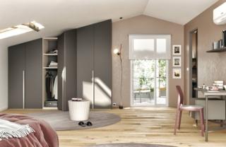 È stato realizzato seguendo le misure del sottotetto l'armadio Global Night 0122 di La Casa Moderna: ha sei ante pieghevoli realizzate in nobilitato nella raffinata finitura cemento con grandi maniglie in contrasto. Misura  L 302,5 x P 60,6 x H 180/261 cm. Prezzo a partire da 2.340 euro. www.lacasamoderna.com È stato realizzato seguendo le misure del sottotetto l'armadio Global Night 0122 di La Casa Moderna: ha sei ante pieghevoli realizzate in nobilitato nella raffinata finitura cemento con grandi maniglie in contrasto. Misura  L 302,5 x P 60,6 x H 180/261 cm. Prezzo a partire da 2.340 euro. www.lacasamoderna.com
