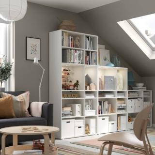 Riesce a sfruttare al meglio lo spazio sotto il tetto inclinato il mobile componibile Vihals di Ikea Italia: è composto da una serie di scaffali bianchi, coordinati, con altezze diverse. É lineare e essenziale, può essere accostato a qualsiasi tipo di arredamento. Misura L 286 x P 37 x H 90/200 cm. Prezzo 337,95 euro. www.ikea.com Riesce a sfruttare al meglio lo spazio sotto il tetto inclinato il mobile componibile Vihals di Ikea Italia: è composto da una serie di scaffali bianchi, coordinati, con altezze diverse. É lineare e essenziale, può essere accostato a qualsiasi tipo di arredamento. Misura L 286 x P 37 x H 90/200 cm. Prezzo 337,95 euro. www.ikea.com