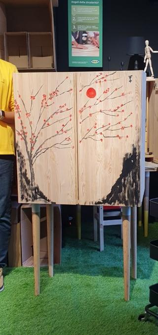 Reeloking credenza Ikea a opera di una volontaria Anteas