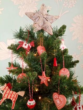 Inserite i nastrini e le decorazioni sono pronte per essere appese. Inserite i nastrini e le decorazioni sono pronte per essere appese.