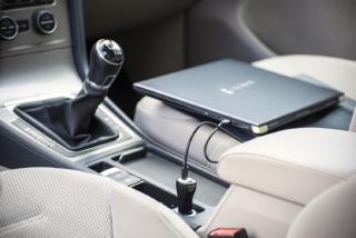 Il caricabatterie USB da auto per notebook di Dynabook Il caricabatterie USB da auto per notebook di Dynabook