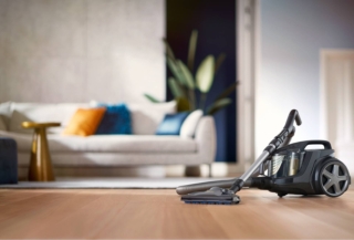 La spazzola TriActive Ultra dell’aspirapolvere Serie 9000 XB9154/09 di Philips cattura la polvere e lo sporco grande e fine in una sola passata e la tecnologia NanoClean riduce al minimo le nuvole di polvere. La spazzola Super Turbo pulisce a fondo i tappeti, ruotando all'interno della bocchetta per rimuovere facilmente peli di animali domestici, lanugine e anche le più piccole particelle. Ha raggio d’azione di 11 metri e contenitore da 2,2 litri. Misura L Misura L 25 x P 35 x H 60 cm. Prezzo 369,99 euro. www.philips.it La spazzola TriActive Ultra dell’aspirapolvere Serie 9000 XB9154/09 di Philips cattura la polvere e lo sporco grande e fine in una sola passata e la tecnologia NanoClean riduce al minimo le nuvole di polvere. La spazzola Super Turbo pulisce a fondo i tappeti, ruotando all'interno della bocchetta per rimuovere facilmente peli di animali domestici, lanugine e anche le più piccole particelle. Ha raggio d’azione di 11 metri e contenitore da 2,2 litri. Misura L Misura L 25 x P 35 x H 60 cm. Prezzo 369,99 euro. www.philips.it