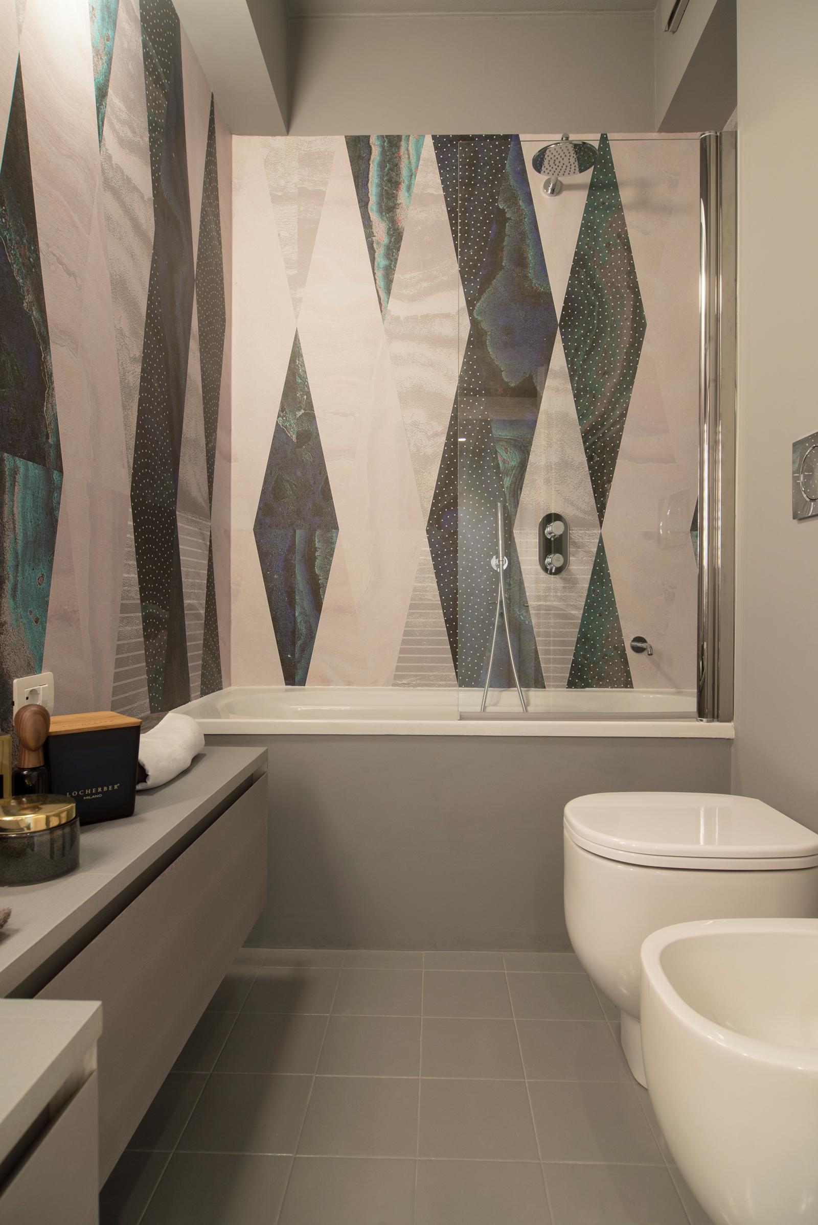 bagno colore tortora, con sanitari bianchi e rivestimento a parete in carta da parati grafica e decorativa bagno colore tortora, con sanitari bianchi e rivestimento a parete in carta da parati grafica e decorativa