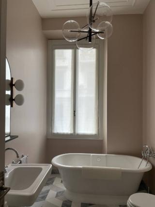 bagno nuova pittura e lampadario dopo il restyling