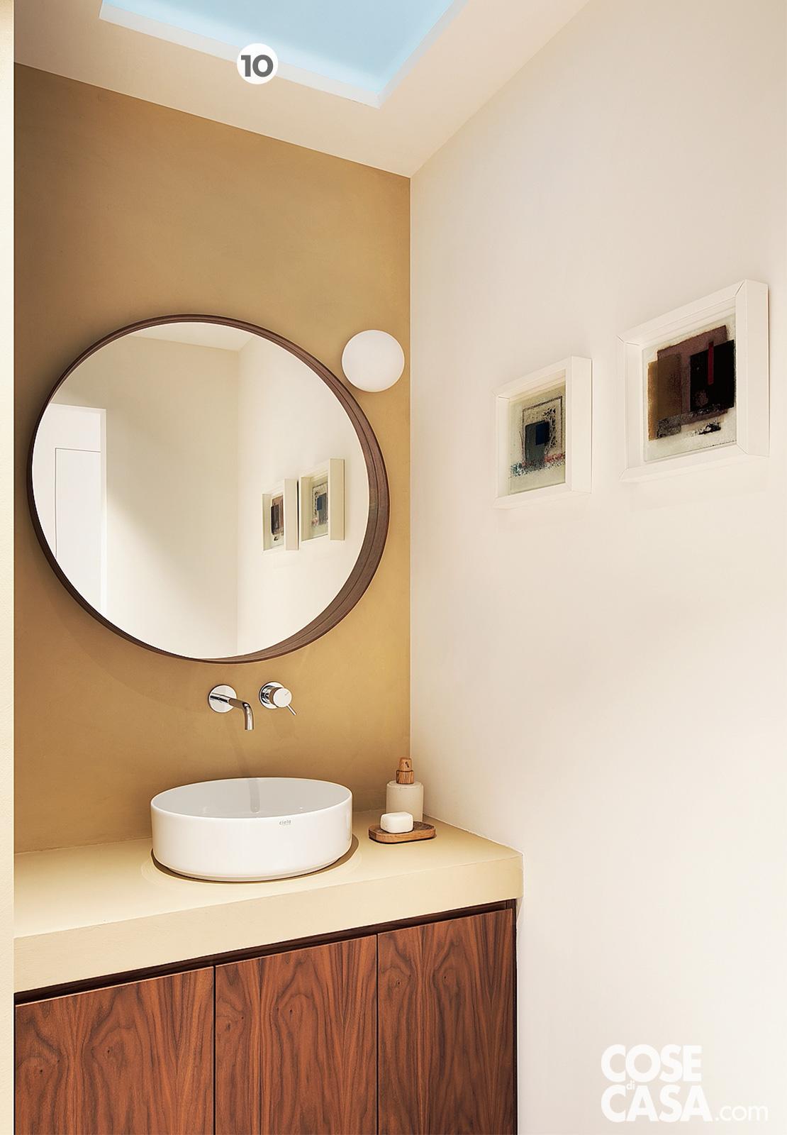 Nel bagno il piano lavabo in muratura è trattato e impermeabilizzato con una resina opaca stesa manualmente a spatola in più strati. Lo specchio rotondo è di Ikea, il lavabo di Ceramica Cielo con rubinetteria a parete di Bellosta. L'applique tonda è il modello Dioscuri di Artemide. Nel bagno il piano lavabo in muratura è trattato e impermeabilizzato con una resina opaca stesa manualmente a spatola in più strati. Lo specchio rotondo è di Ikea, il lavabo di Ceramica Cielo con rubinetteria a parete di Bellosta. L'applique tonda è il modello Dioscuri di Artemide.