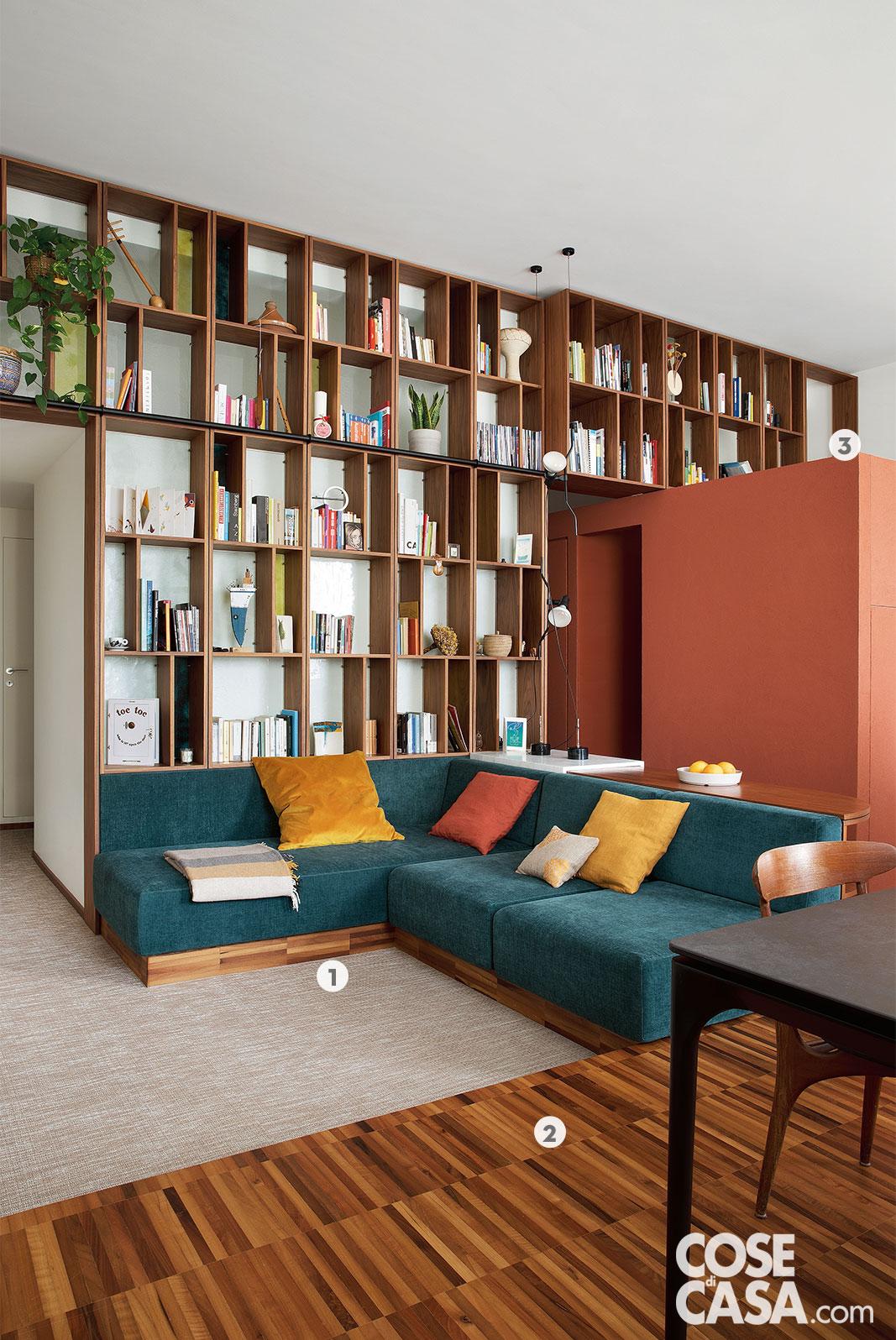 Nell'open space la libreria a giorno su disegno, strutturata come un portale, è opera della falegnameria Laborato, lo schienale in vetrofusione è stato realizzato da Mastro Mahel. Le lampade a sospensione sono le Parentesi di Flos, design Achille Castiglioni e Pio Manzù. Il divano su misura con cuscini color ottanio è di Chiale Arreda. Nell'open space la libreria a giorno su disegno, strutturata come un portale, è opera della falegnameria Laborato, lo schienale in vetrofusione è stato realizzato da Mastro Mahel. Le lampade a sospensione sono le Parentesi di Flos, design Achille Castiglioni e Pio Manzù. Il divano su misura con cuscini color ottanio è di Chiale Arreda.