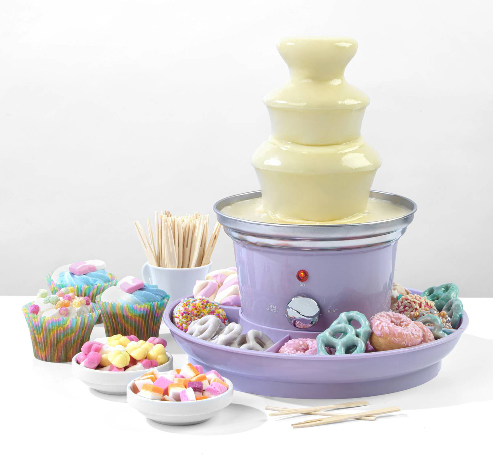 La fontana di Petra® Electric a tre piani con vassoio alla base per posizionare il cibo da intingere, è perfetta con frutta, biscotti, meringhe, marshmallow e dolci di ogni tipo. È dotata di piedini antiscivolo regolabili, che garantiscono un funzionamento ed arresto sicuro ed è fornita con 2 coppette e 100 spiedini di bambù. Ha potenza di 90 watt. Prezzo 55 euro. www.schoenhuber.com La fontana di Petra® Electric a tre piani con vassoio alla base per posizionare il cibo da intingere, è perfetta con frutta, biscotti, meringhe, marshmallow e dolci di ogni tipo. È dotata di piedini antiscivolo regolabili, che garantiscono un funzionamento ed arresto sicuro ed è fornita con 2 coppette e 100 spiedini di bambù. Ha potenza di 90 watt. Prezzo 55 euro. www.schoenhuber.com