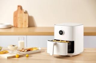 La friggitrice Mi smart air Fyer di Xiaomi grazie alla circolazione d’aria calda permette di cucinare cibo a basso contenuto di grassi e a cottura rapida. Capiente 3,5 litri, funziona anche come macchina per la preparazione dello yogurt, essiccatore per frutta, forno a microonde e forno elettrico. Con temperatura regolabile da 40°C a 200°C, è collegabile ad app per avere ricette personalizzate e persino il controllo vocale. Misura L 25 x P 30 x H 33,5 cm. Prezzo 89,90 euro. www.mi.com/it
