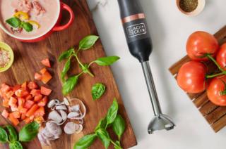 Il frullatore a immersione multifunzione ricaricabile Kitchen Wand™ di Black+Decker è dotato di 4 punte, due grandi e due piccole, per miscelare e sminuzzare gli alimenti. È fornito con accessori, tra cui la frusta a filo XL, che permettono di tritare, passare, emulsionare, miscelare gli alimenti. Cordless, è molto pratico e è regolabile su 5 velocità. Con kit di due accessori, prezzo 119,90 euro. www.blackanddecker.it