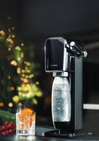 Disponibile bianco o nero, il gasatore Art di SodaStream che ha bottiglia di plastica da 1 litro, lavabile in lavastoviglie, BPA-free e riutilizzabile. È inoltre dotato del cilindro Quick Connect ad incastro rapido, per un utilizzo più facile e comodo. Il gasatore funziona senza elettricità. Prezzo con cilindro di CO2, 129,90 euro. www.sodastream.it