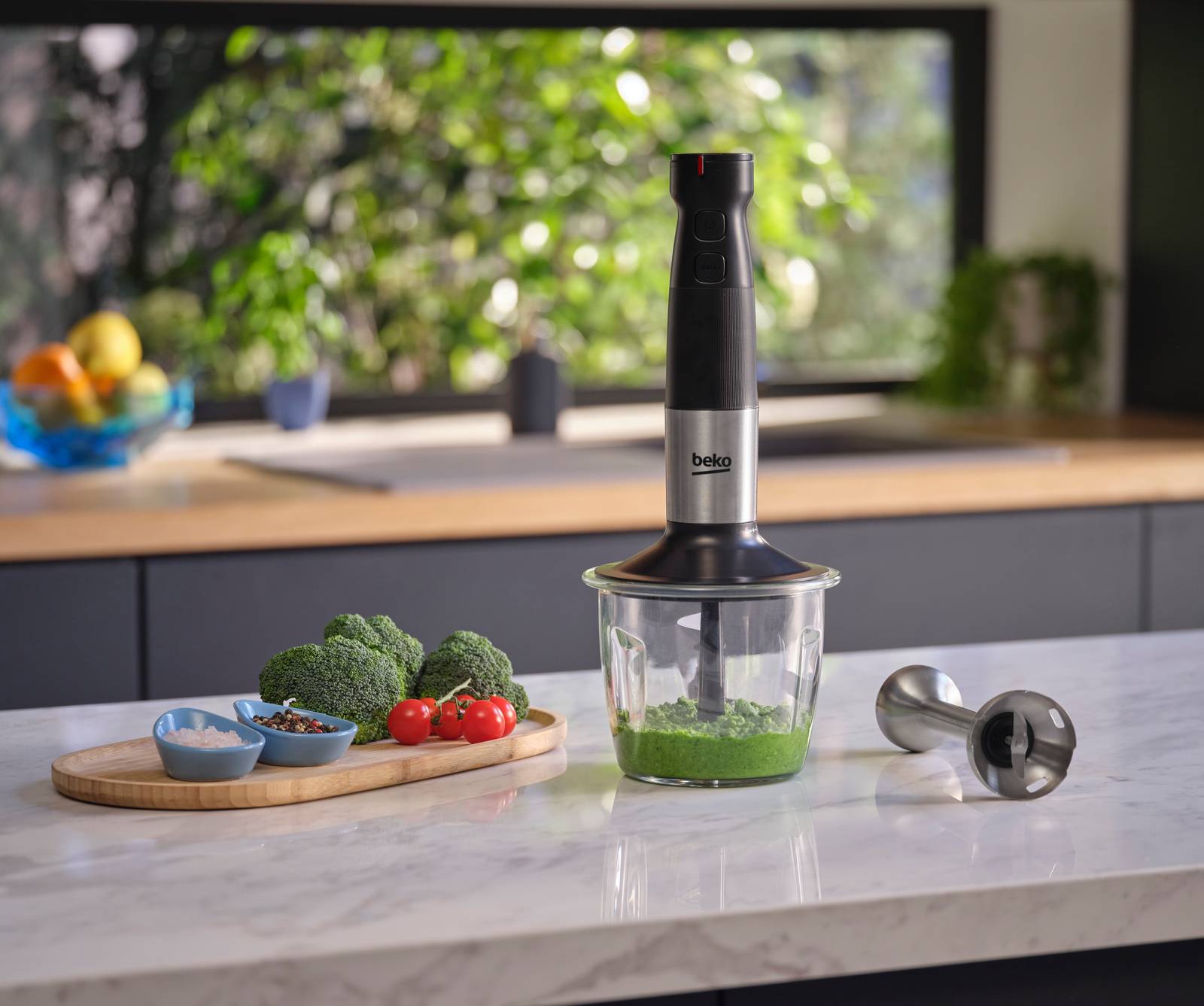 Grazie anche all’impugnatura Soft Touch zigrinata che garantisce una presa solida, il minitritatutto Sirius Line CHG81442BX di Beko è di facile utilizzo. Ha ciotola in vetro da 1 litro, potenza di 400 watt e 2 lame in acciaio inox. Prezzo 55 euro. www.beko.it Grazie anche all’impugnatura Soft Touch zigrinata che garantisce una presa solida, il minitritatutto Sirius Line CHG81442BX di Beko è di facile utilizzo. Ha ciotola in vetro da 1 litro, potenza di 400 watt e 2 lame in acciaio inox. Prezzo 55 euro. www.beko.it