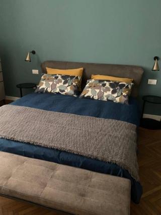 letto allestito per relooking con nuovi cuscini giallo senape letto allestito per relooking con nuovi cuscini giallo senape