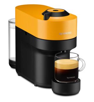 Disponibile in sei colorazioni diverse, Vertuo Pop di Nespresso offre quattro lunghezze di caffè: Espresso 40 ml, Double Espresso 80 ml, Gran Lungo 150ml e Mug 230 ml. Compatta, funziona con tecnologia CentrifusionTM in grado di leggere il codice a barre presente sulla capsula ed erogare il caffè in autonomia, secondo specifici parametri di estrazione.  In questo modo, ogni tazza è erogata su misura per la miscela specifica, rivelando le caratteristiche di ciascun caffè ed esaltandole alla perfezione grazie all’inconfondibile crema morbida e ricca. Misura L 13 x P 25 x H 42 cm. Con cuffie Pantone in omaggio prezzo 109 euro. www.nespresso.com