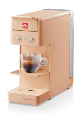 Compatta e facile da usare, la macchina Y3.3 di illycaffè è sintesi perfetta di estetica e praticità. Con serbatoio da 0,75 litri, pressione di 19 bar e stand-by automatico, è disponibile in tre nuove tinte pastello: arancio, giallo e verde, in aggiunta alle varianti già presenti (bianco, nero, rosso e azzurro). Misura L 10 x P 30 x H 25 cm. Prezzo 89 euro. www.illy.com