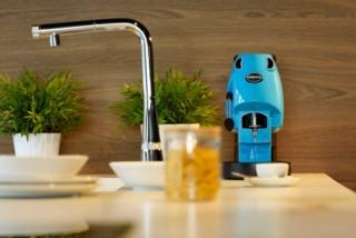 Compatta e colorata, Baby Frog di Didiesse ha diffusore brevettato che intensifica aroma e gusto, consentendo una omogenea distribuzione dell’acqua sulla cialda per un caffè caldo e particolarmente cremoso. Dotata di funzione stand-by e serbatoio da 1,5 litri, è disponibile in 10 colori. Misura L 17 x P 28 x H 29,5 cm. Prezzo Compatta e colorata, Baby Frog di Didiesse ha diffusore brevettato che intensifica aroma e gusto, consentendo una omogenea distribuzione dell’acqua sulla cialda per un caffè caldo e particolarmente cremoso. Dotata di funzione stand-by e serbatoio da 1,5 litri, è disponibile in 10 colori. Misura L 17 x P 28 x H 29,5 cm. Prezzo 144,90 euro. www.didiessesrl.eu.