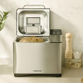 Compatta, facile da usare e da pulire, Chef Bread di Create ha 17 programmi automatici ed è regolabile su 3 livelli di cottura. Prepara anche marmellata, yogurt e dolci. È possibile scegliere fino a 3 dimensioni di pane: 500 gr, 750 gr e 1 kg e include un distributore automatico per aggiungere cereali e noci sull’impasto. La finestra permette di seguire il processo di cottura e interrompere la cottura se necessario. Misura L 34,5 x P 25 x H 21 cm. Prezzo 109,95 euro. www.create-store.com