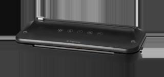 Permette di conservare più a lungo gli alimenti ed evita sprechi la macchina sottovuoto della linea Avantspace di Tognana. È dotata di taglierino incorporato e può svolgere tre funzioni: sigillatura, sottovuoto e vuoto esterno, anche per contenitori e sacchetti dotati di valvola. Funziona cordless e ha una potenza di 80 watt con un’autonomia di 80 sacchetti. Misura L 37,5 x P 15 x H 7 cm. Con 10 sacchetti e un tubo per vuoto esterno con adattatore, prezzo 79,90 euro. www.tognana.com