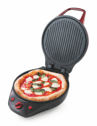 La doppia piastra di cottura grill e liscia di Italì di Kooper permette di grigliare e cucinare la pizza. Ha temperatura da 80°C a 230°C, timer di 30 minuti e potenza di 1.200 watt. Misura L 32 x P 41 x H 22 cm. Prezzo 39,99 euro. www.kooper.it La doppia piastra di cottura grill e liscia di Italì di Kooper permette di grigliare e cucinare la pizza. Ha temperatura da 80°C a 230°C, timer di 30 minuti e potenza di 1.200 watt. Misura L 32 x P 41 x H 22 cm. Prezzo 39,99 euro. www.kooper.it