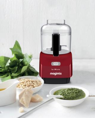 Micro di Magimix è un mini tritatutto efficace e robusto per tritare, frullare, emulsionare. Dotato di 2 lame, 1 coltello in metallo e 1 emulsionatore, ha bacinella capiente 0,8 litri e impugnatura ergonomica per una presa sicura. Il coperchio ha doppia apertura per aggiungere direttamente gli alimenti solidi o liquidi. Misura L 12 x P 17 x H 24 cm. Prezzo 90 euro. www.magimix.it